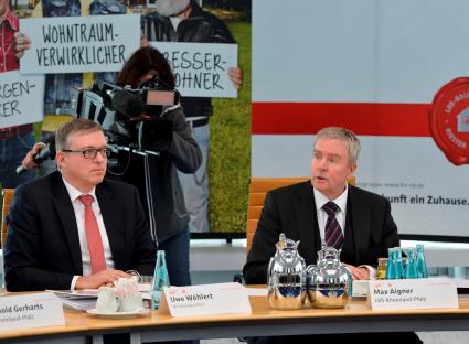 LBS Rheinland-Pfalz glänzt mit Top-Ergebnis für 2013 / LBS-Chef Aigner: Viele junge Kunden vom Bausparen begeistert (FOTO)