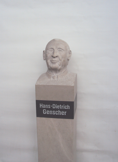 Hans-Dietrich Genscher  erhält Steinbüste in Berlin