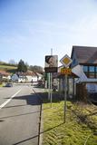 GLS stiftet Tempo-Schilder in Neuenstein