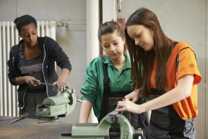 Von Forschung und Entwicklung bis hin zur Produktion / Ford gewährt bei Girls– Day einen Blick hinter die Kulissen (FOTO)