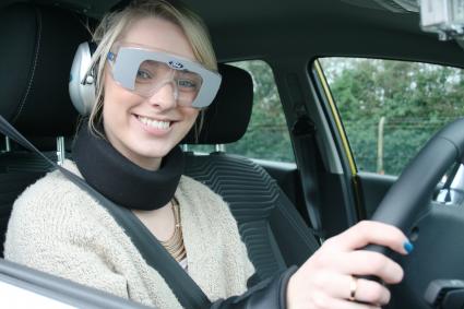 Ford-Umfrage: Riskanter Alkoholkonsum bei jungen Autofahrern; „Trunkenheits-Anzug“ simuliert Alkoholeinfluss (FOTO)