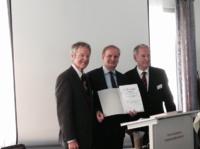 Prof. Dr. Lothar Seiwert wird die GfA-Ehrenmitgliedschaft verliehen