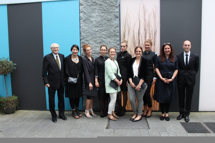Designer-Outfit statt Hoteluniform Designer-Outfit statt Hoteluniform