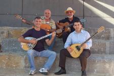 „Bouzoukis und Gitarren “