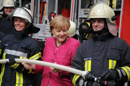 Bundeskanzlerin lobt Engagement der Feuerwehr / DFV-Präsident Kröger: „Zeitgemäße Ausrüstung für Einsatzkräfte wichtig!“ (FOTO)