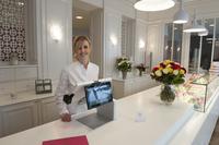 Elisabeth Biscarrat, Gewinnerin der Sendung Masterchef 2011 (TF1), setzt in ihrer Macarons-Konditorei auf Systeme von CRISALID und AURES