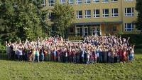 Neue Rutsche für den Nachwuchs: Heraeus Mitarbeiter unterstützen Grundschule beim „Tag der Gemeinschaft“