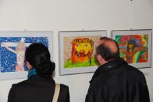 Ausstellung „Meine Freunde und ich – Bilder junger Roma aus dem Dorf Jarovnice in der Slowakei“ im Dokumentations- und Kulturzentrum Deutscher Sinti und Roma eröffnet