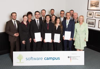 IT-Gipfel 2014: Bundesbildungsministerin Prof. Dr. Johanna Wanka verabschiedet erste Absolventen des Software Campus (FOTO)