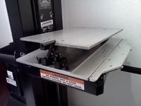 Perfekt eingekippt: Neigbare Lastenflächenerweiterung erleichtert die Montage von schwerem IT-Equipment in Führungsschienen im Rack Perfekt eingekippt: Neigbare Lastenflächenerweiterung erleichtert die Montage von schwerem IT-Equipment in Führungsschienen im Rack