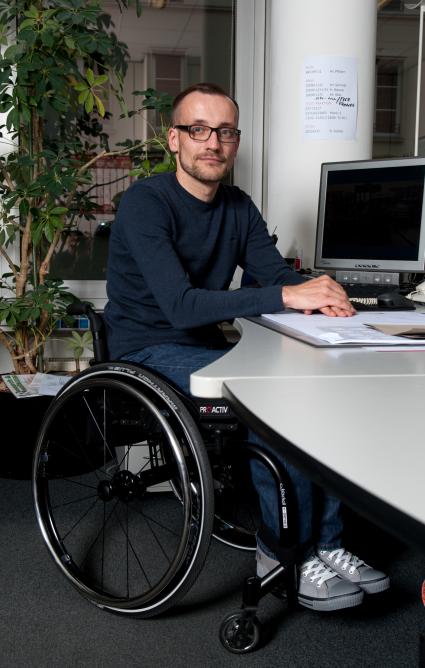 Internationaler Tag der Menschen mit Behinderung – Nach Arbeitsunfall querschnittgelähmt: BG BAU hilft zurück ins Berufsleben (FOTO)