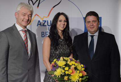 IHK-Bundessiegerin 2014: Volkswagen Auszubildende Michelle Rautmann ist Deutschlands beste Technische Modellbauerin (FOTO)