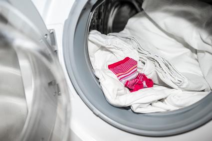 Damit die Socke das weiße Hemd nicht rosa färbt: Sensor von E.G.O. schützt vor Farbunfällen beim Waschen (FOTO)
