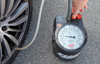 Auf dem Plattfuß unterwegs / DEKRA Umfrage: Autofahrer prüfen zu selten den Reifendruck (FOTO)