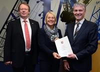 Prof. Dr. Watter erhält Ernennungsurkunde