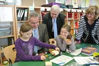 Grundschüler der 4b der katholischen Grundschule Schloßstraße konstruieren Fahrzeuge mit Gummibändern und Propellern