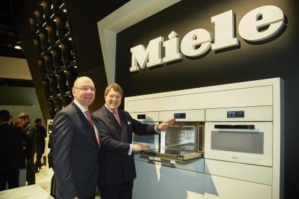 Erste Umsatzmilliarde in Deutschland / Größter Auftrag kommt aus Indien / Neues Kombinationsgerät als Messe-Highlight / Zur LivingKitchen zeigt Miele Dampfgarer und Mikrowelle in einem Gerät (FOTO)