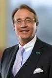 B. Braun-Vorstandsmitglied Caroll H. Neubauer mit dem Bundesverdienstkreuz ausgezeichnet