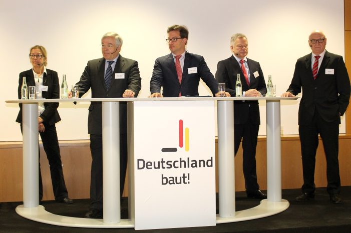 Messe BAU 2015 Podiumsdiskussion der Initiative „Deutschland baut! e. V.“ Messe BAU 2015 Podiumsdiskussion der Initiative „Deutschland baut! e. V.“