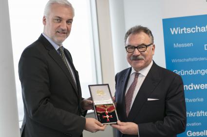 Prof. Dr.-Ing. Bruno O. Braun, Aufsichtsratsvorsitzender der TÜV Rheinland AG, hat das Große Verdienstkreuz des Verdienstordens der Bundesrepublik Deutschland erhalten (FOTO)