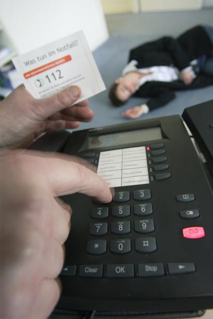Deutsche Schlaganfall-Hilfe informiert / Europäischer Notruf kommt langsam bei Bürgern an (FOTO)