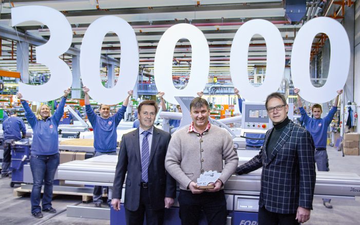 Tiroler Maschinenbau-Spezialist FORMAT-4 übergibt die 30.000ste Maschine