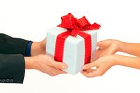 Wenn Geschenke auf Reisen gehen: ATP unterstützt mit Bieter-Aktion soziale Projekte