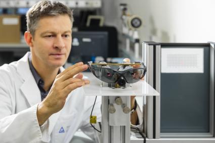 Augenschutz im Beruf: Tragekomfort genauso wichtig wie Funktionalität / TÜV Rheinland: Risiko einer Augenverletzung wird unterschätzt / Brille wird aus Bequemlichkeit nicht aufgesetzt (FOTO)