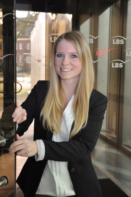 Höchster Bildungspreis für Auszubildende der LBS West / Leonie Theile erhält Karl-Holstein-Preis der IHK Nord Westfalen (FOTO)