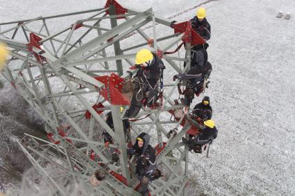 „ZDF.reportage: Die Strombauer“ zeigt die gefährliche Arbeit der Monteure am Hochspannungsmast (FOTO)