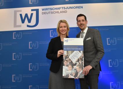 Bundesministerin Manuela Schwesig lobt das Engagement der Jungen Wirtschaft / Die Wirtschaftsjunioren treffen sich zur Delegiertenversammlung in Schwerin (FOTO)