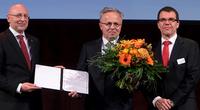 TU-Präsident Helmut J. Schmidt mit dem Preis „Rektor/Präsident des Jahres“ geehrt