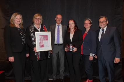 Innovatives Qualifizierungsprojekt „FIT Office“ / Bayer Business Services mit dem Deutschen Bildungspreis 2015 ausgezeichnet (FOTO)