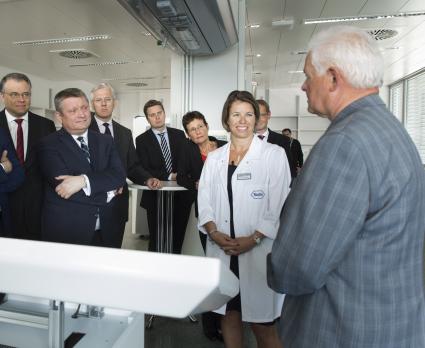 Bundesgesundheitsminister Hermann Gröhe und Bundesverkehrsminister Alexander Dobrindt besuchten Roche in Penzberg bei München (FOTO)