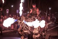 Feuerspeiender Roboter hält die Maker Faire in Atem