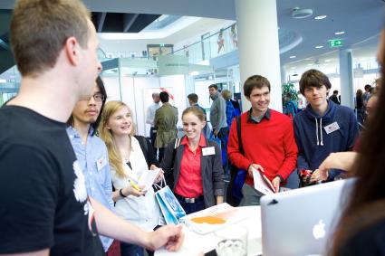 Unternehmen stehen Schlange für Speed Dating mit Studenten des Hasso-Plattner-Instituts (FOTO)