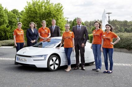 Woman DrivING Award: Volkswagen Entwicklungsvorstand Dr. Heinz-Jakob Neußer trifft Finalistinnen zum Fachgespräch (FOTO)