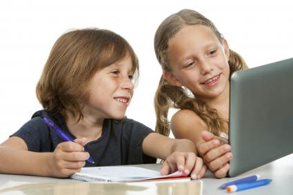 Sicher surfen: Wie Eltern ihre Kinder vor Gefahren im Internet schützen können (FOTO)