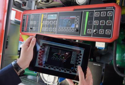 INTERSCHUTZ 2015: Total digital – Vom Funkgerät bis zum Fahrzeug, von der Lichttechnik bis zur Leitstelle – überall regieren Bits und Bytes (FOTO)