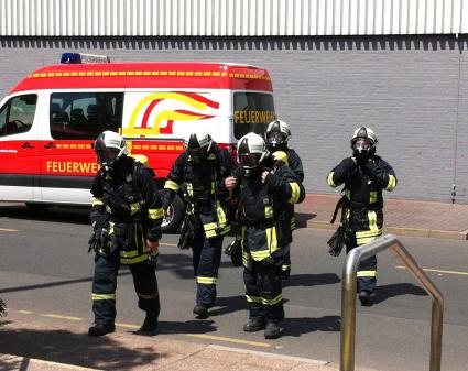 Wenn es auf der INTERSCHUTZ brennt … / Messe-Werkfeuerwehr und Rettungsdienst sind ständig einsatzbereit / „Florian Hannover 93-13“ ist in drei Minuten zur Stelle (FOTO)