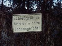 Plakat-Ausstellung?Tödliches Spielzeug. Vom Irrsinn deutscher Sportwaffen? im Privatgymnasium Dr. Florian Überreiter München