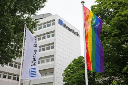 Messe Berlin zeigt Flagge gegen Homo- und Transphobie (FOTO)