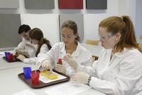 Kindertag der Chemie gibt Einblicke in die Säure-Base-Titration und in die Forensik