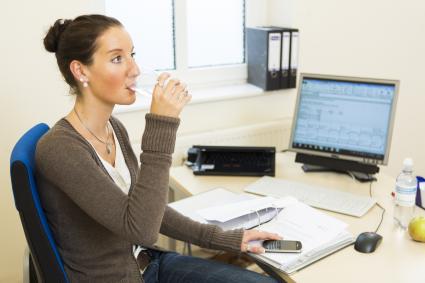 Arbeiten trotz Hitze: Bequeme Kleidung tragen und viel trinken / TÜV Rheinland: Kopfbedeckung und Cremes schützen vor UV-Strahlung / Bequeme Kleidung tragen und viel trinken (FOTO)