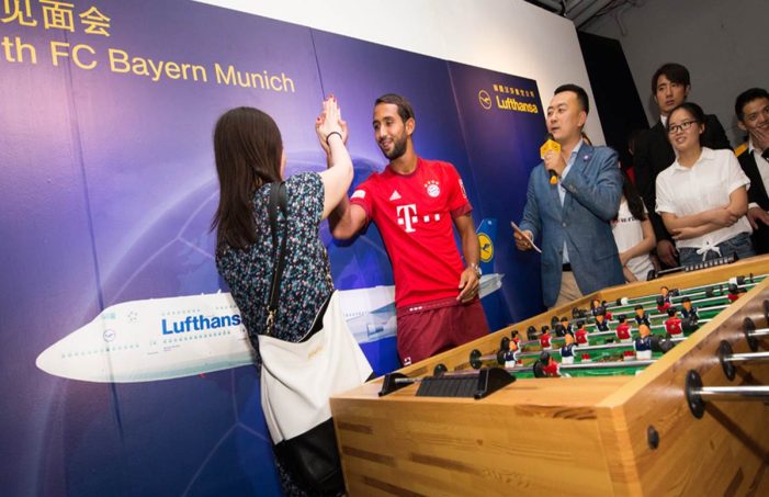 VOK DAMS organisiert Lufthansa Meet & Greet mit FC Bayern München