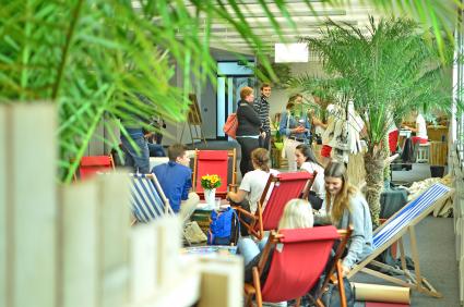 Casting für Praktikum Deines Lebens: Die besten 100 von über 5.000 Bewerbern stellen sich bei Urlaubsguru.de vor / Jury verteilt vier Wild Cards / Top 12 sind in der nächsten Runde (FOTO)