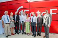 Roter Farbtupfer im Industriegebiet