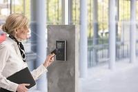 PCS präsentiert neues hybrides Zeiterfassungsterminal INTUS 5200 mit Touch und Tastatur