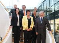 Politik spricht mit Wirtschaft