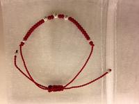 ASTRAIA-Armband symbolisiert Bildung, Schutz und Gesundheit  für benachteiligte Mädchen
